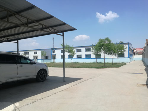 德州健之源地處魯西北平原，毗鄰黃河故道森林公園，生產(chǎn)條件環(huán)境優(yōu)越，擁有現(xiàn)代化的廠房，標(biāo)準(zhǔn)化的生產(chǎn)車間，公司擁有三證：SC食品生產(chǎn)許可證、GMP證、食品出口生產(chǎn)企業(yè)證書，生產(chǎn)過程中采用ISO22000管理體系進(jìn)行科學(xué)管理，并擁有近十年的生產(chǎn)加工經(jīng)驗(yàn)，產(chǎn)品口感、湯色、功效等各項(xiàng)指標(biāo)均能達(dá)到客戶滿意，生產(chǎn)采用全自動(dòng)帶線帶牌袋泡茶包裝機(jī)生產(chǎn)線，有全套的粉碎和超微粉碎、分篩、烘干、滅菌、制粒、制袋等設(shè)備，科學(xué)的生產(chǎn)工藝和嚴(yán)格規(guī)范的滅菌殺毒技術(shù)。