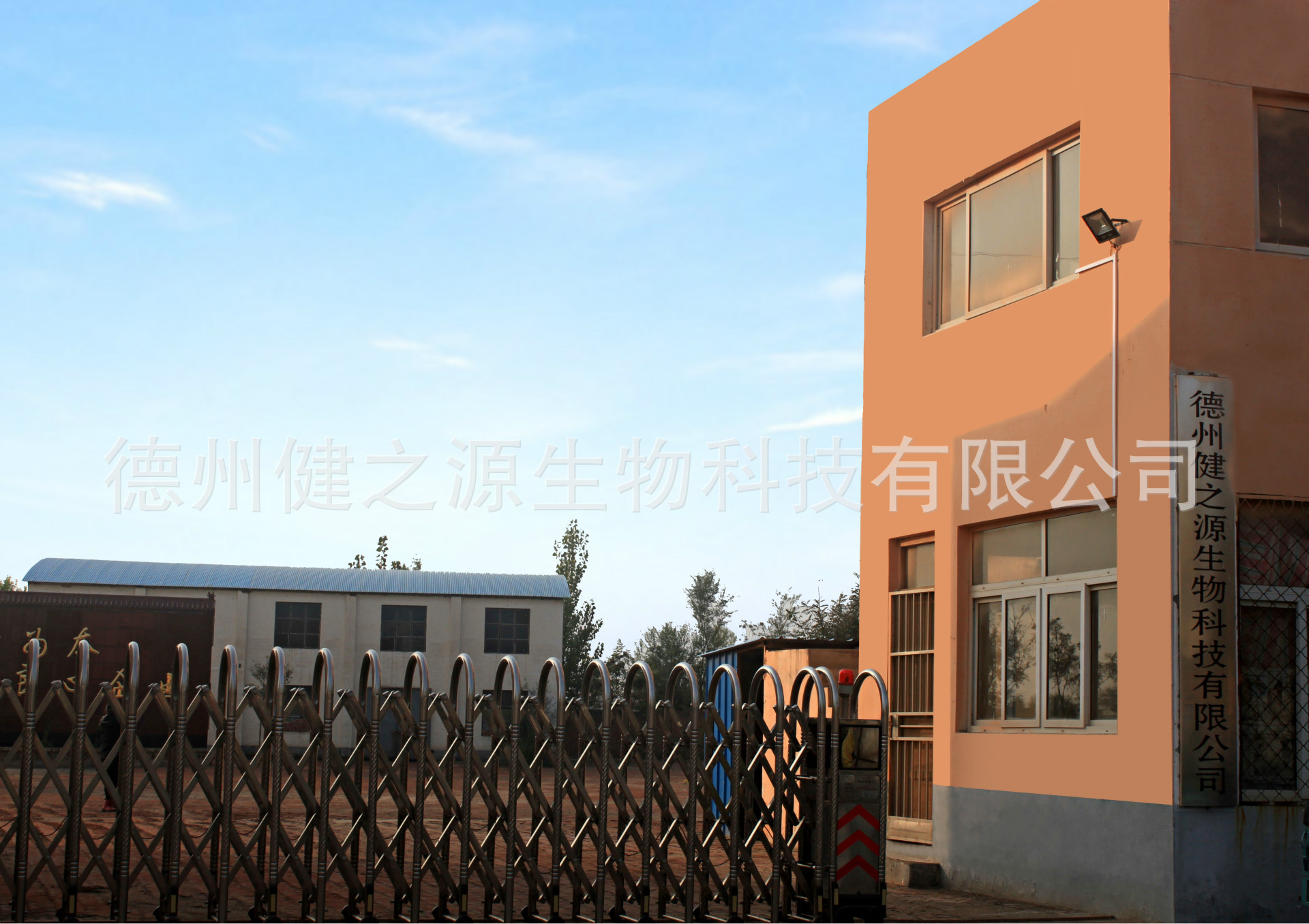 德州健之源生物科技有限公司是一家專業(yè)生產營養(yǎng)素補充劑、SC營養(yǎng)食品公司，業(yè)務范圍包括固體飲料、壓片糖果、代用茶、沖劑以及各種膳食養(yǎng)生健康食品的生產代工、OEM、 ODM等。公司占地五十余畝，廠區(qū)建筑面積4000余m2，內設生產車間、質量控制室、產品檢測中心、陰涼倉庫、辦公用房及輔助用房。生產車間總面積1000余m2，其中保健食品GMP 凈化車間600m2，裸藻片代加工 裸藻復合壓片糖果OEM  食品片劑貼牌委托生產廠家 一般生產區(qū)400m2；倉儲總面積（原輔料倉庫、成品倉庫、包材倉庫等）2500m2，物料分區(qū)分庫存放；檢測分析室（包括理化分析室、微生物檢驗室、留樣觀察室等）總面積300m2。辦公用房200m2。流水生產線承接粉劑，片劑，袋泡茶，顆粒劑 等劑型的成品、半成品代加工。  公司成立專項實驗室，引進山東中醫(yī)藥大學的醫(yī)藥技術部部長等相關專業(yè)人員組建科研團隊，在分子生物學、微 生物發(fā)酵、藥食同源、新資源食品研究等方面實行研產一體化，針對不同方向的營養(yǎng)課題進行探討研究，并將科研成果轉化為生產力，為產業(yè)化生產提供技術支撐。